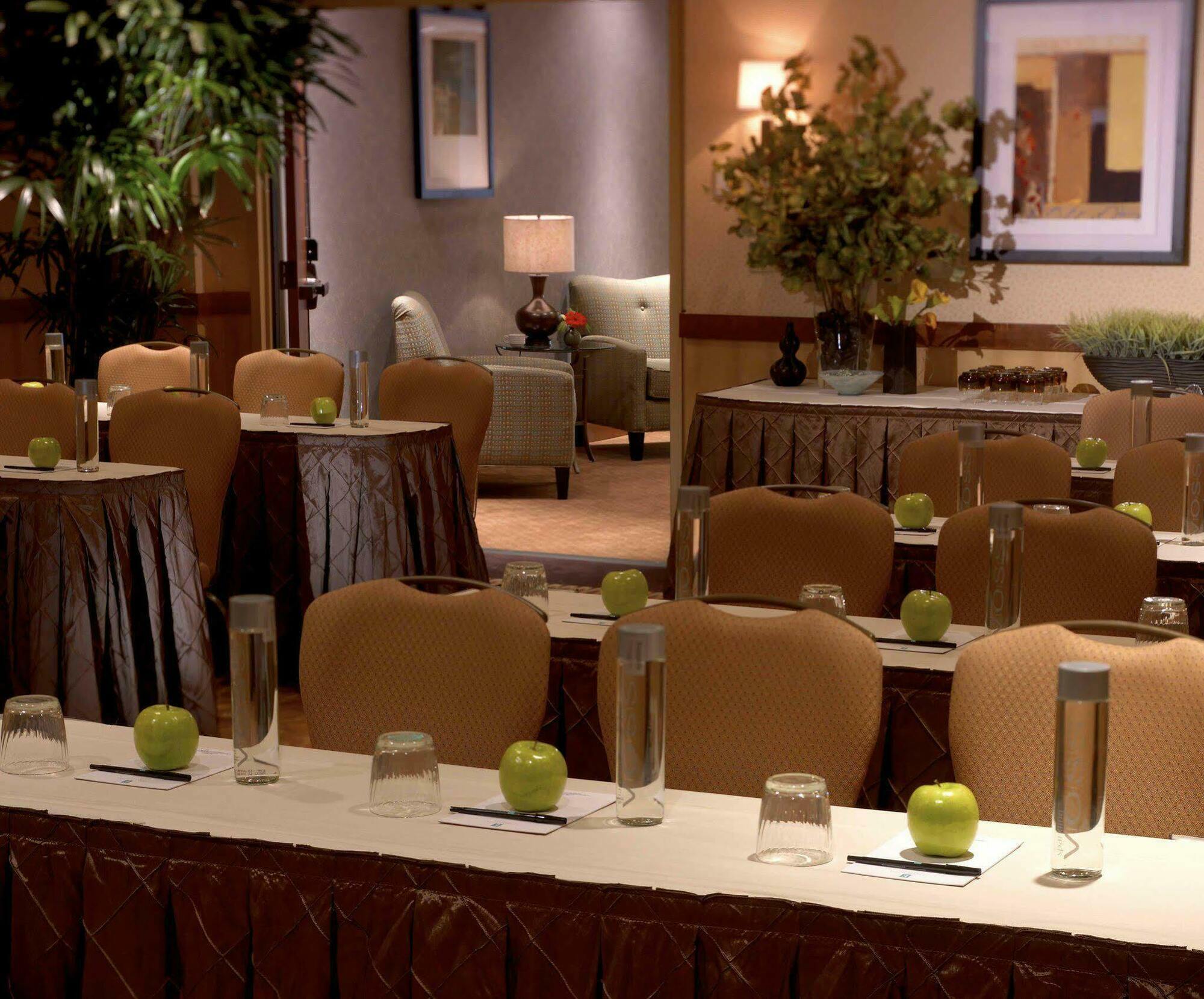 Embassy By Hilton Worth Downtown Hotel 4*